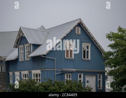 Islande, Reykjavik, 30 juillet 2019 : rue dans le centre de Reykjavik avec ancienne maison historique en tôle bleue Banque D'Images