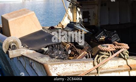 Matériel de pêche et articles sur un vieux bateau de pêche blanc (Pesaro, Italie, Europe) Banque D'Images