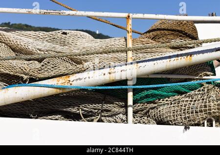 Matériel de pêche et articles sur un vieux bateau de pêche blanc (Pesaro, Italie, Europe) Banque D'Images