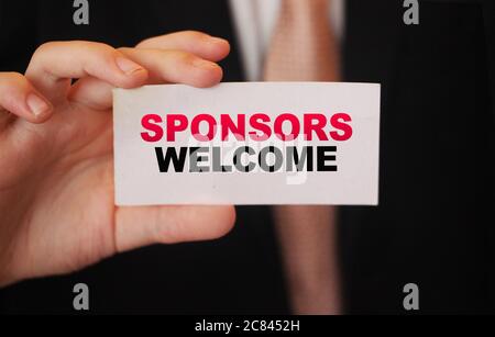 Homme D Affaires Montre Une Carte Avec Des Sponsors De Texte Bienvenue Concept De Commandite De Financement Photo Stock Alamy