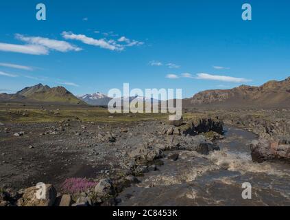 Paysage islandais avec canyon de la rivière Innri-Emstrura et vue sur les montagnes du glacier Tindfjallajokull et les collines verdoyantes. Réserve naturelle de Fjallabak Banque D'Images