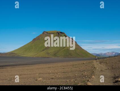 Vue panoramique sur la montagne verte de Hattafell dans le paysage volcanique derrière Site de camping Emstrur avec randonneurs sur Laugavegur trek dans la région De Fjallabak Banque D'Images