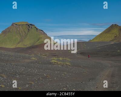 Vue panoramique sur la montagne verte de Hattafell dans le paysage volcanique derrière Campement Emstrur sur Laugavegur trek dans la région de Fjallabak Réserve naturelle à Banque D'Images