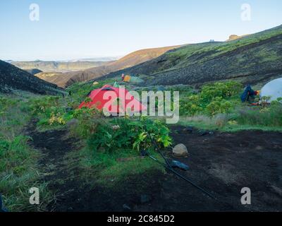 ISLANDE, LANDMANNALAUGAR, 2 août 2019 : tentes colorées dans le camping de Botnar en Islande sur le sentier de randonnée de Laugavegur, vallée verte dans le paysage volcanique Banque D'Images