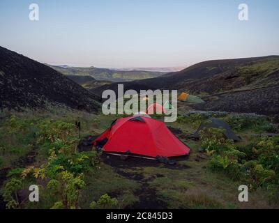 ISLANDE, LANDMANNALAUGAR, 2 août 2019 : tentes colorées dans le camping de Botnar en Islande sur le sentier de randonnée de Laugavegur, vallée verte dans le paysage volcanique Banque D'Images