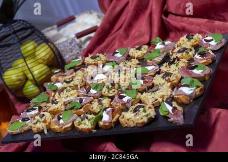 Gros plan d'une Bruschetta avec un plateau de jambon, fromage et olives sous les lumières Banque D'Images