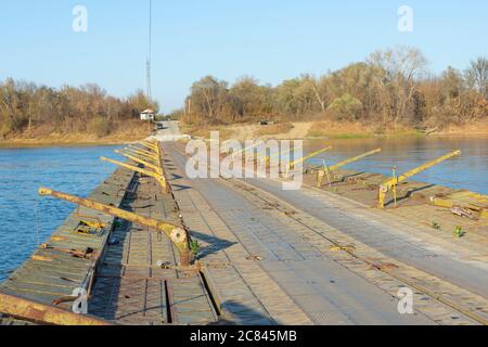 Ponton sur le Danube. La route vers le parc commémoratif de Belene pour les victimes du régime communiste totalitaire en Bulgarie. Banque D'Images