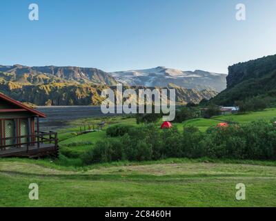 Refuge de montagne Skagfjordsskali et site de camping de Langidalur à Thorsmork avec Vue sur le volcan du glacier Godaland et Eyjafjallajokull et la rivière Krossa Banque D'Images