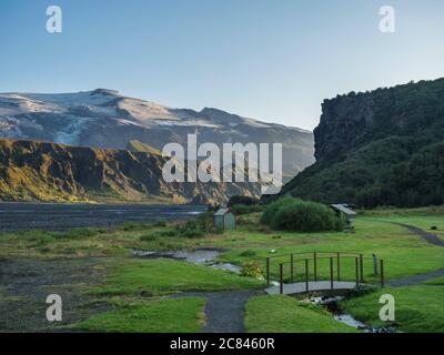 Camping de Langidalur à Thorsmork avec vue sur le volcan du glacier Godaland et Eyjafjallajokull et la rivière Krossa. Highlands d'Islande, fin de la Banque D'Images