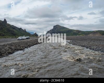 ISLANDE, THORSMORK, 3 août 2019 : vue sur le glacier sauvage de la rivière Krossa et de vertes collines de volanic à partir de la frontière de passerelle de Thorsmork et Godaland Banque D'Images