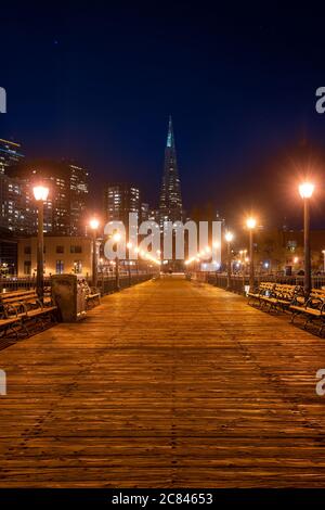 Les gratte-ciel et gratte-ciel du centre-ville de San Francisco s'construisent depuis la jetée la nuit en Californie, aux États-Unis. San Francisco États-Unis Voyage de repère Banque D'Images