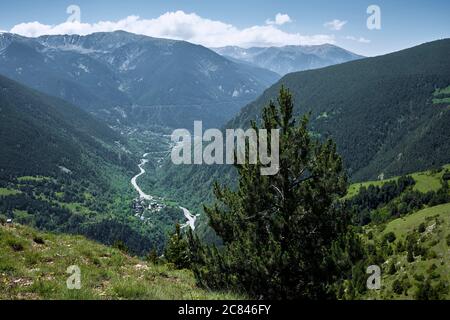 Magnifique paysage du point de vue du Roc del Quer dans le Pyrénées andorranes Banque D'Images