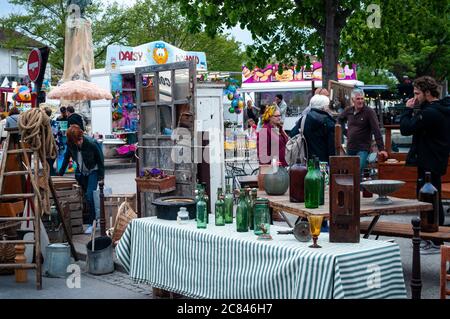 2019,04, 21. L'isle sur la sorgue ,vaucluse France.People parcourt la rue marché antique l'isle sur la sorgue, provence. Banque D'Images