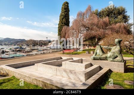 Lugano, Tessin, Suisse - 19 février 2020 : vue sur le parc Lanchetta, au bord du lac de Lugano, avec sculpture de femme en bronze, Suisse Banque D'Images