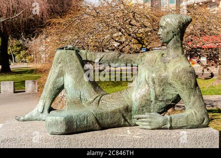 Lugano, Tessin, Suisse - 19 février 2020 : la sculpture de la Femme de bronze dans le parc de Lanchetta, au bord du lac de Lugano, en Suisse Banque D'Images