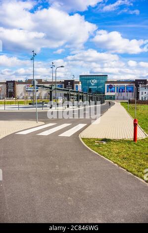 POZNAN, POLOGNE - 17 mars 2019 : route de vélo d'asphalte menant au centre commercial de Posnania Banque D'Images