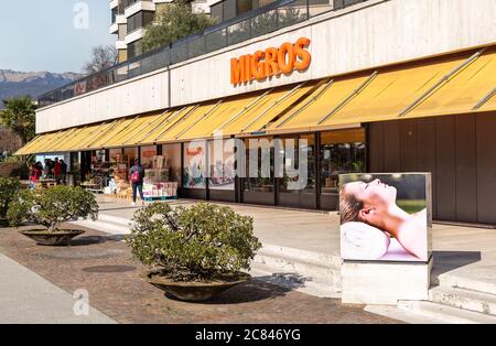 Lugano, Tessin, Suisse - 19 février 2020 : vue sur le supermarché MIGROS de Lugano, c'est la plus grande chaîne de supermarchés en Suisse. Banque D'Images