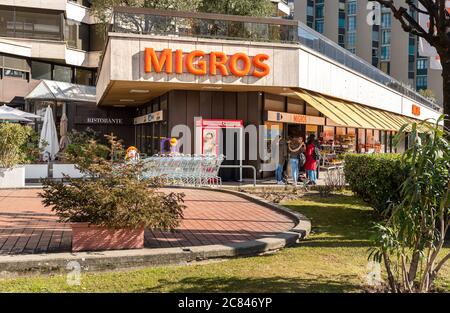 Lugano, Tessin, Suisse - 19 février 2020 : vue sur le supermarché MIGROS de Lugano, c'est la plus grande chaîne de supermarchés en Suisse. Banque D'Images