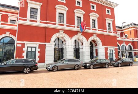 Lugano, Tessin, Suisse - 19 février 2020 : taxi près de la gare de Lugano, est la principale gare de la ville de Lugano, en Suisse Banque D'Images