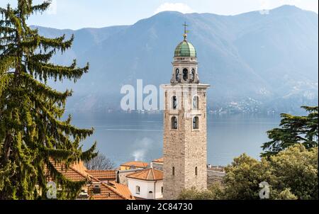 Vue sur la tour du clocher de la cathédrale Saint-Laurent, dans la ville de Lugano, Tessin, Suisse Banque D'Images