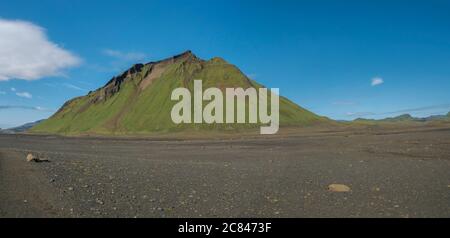 Vue panoramique sur la montagne verte de Hattafell dans le paysage volcanique derrière Campement Emstrur sur Laugavegur trek dans la région de Fjallabak Réserve naturelle à Banque D'Images