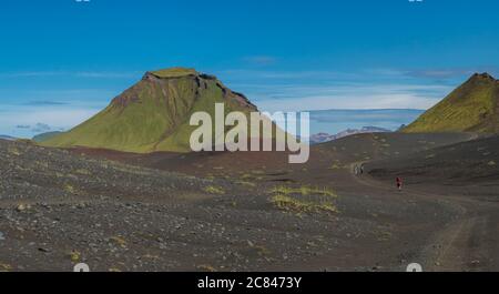 Paysage volcanique panoramique de vert Hattafell et la montagne de Storasula avec Randonneurs sur le chemin dans le désert de lave sur la célèbre randonnée de Laugavegur À Fjallabak Banque D'Images