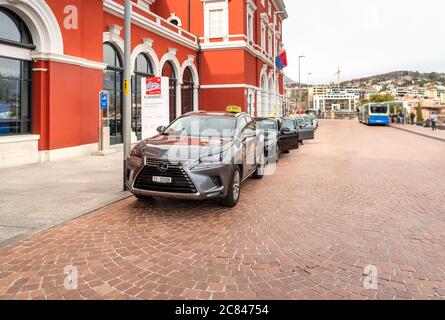 Lugano, Tessin, Suisse - 19 février 2020 : taxi près de la gare de Lugano, est la principale gare de la ville de Lugano, en Suisse Banque D'Images