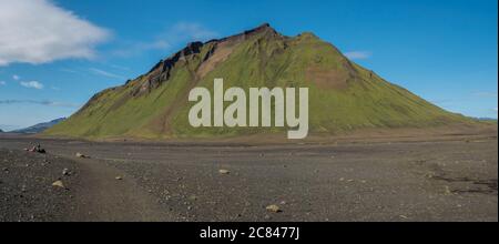 Vue panoramique sur la montagne verte de Hattafell dans le paysage volcanique avec touriste de repos. Randonnée de Laugavegur dans la zone de la réserve naturelle de Fjallabak Banque D'Images