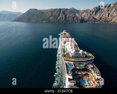 Le drone survole la doublure de poulet. Gros plan sur le pont supérieur d'un énorme revêtement. Piscine sur le bateau et de nombreux touristes. Voiles dans la baie de Banque D'Images