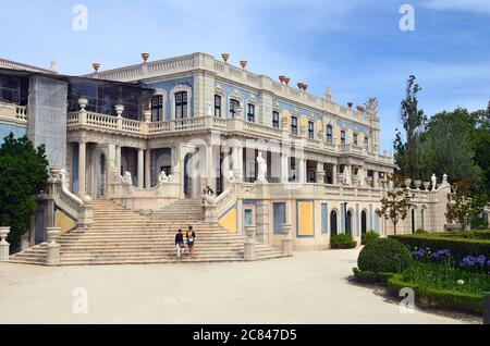 Queluz, Portugal - 3 juin 2017 : touristes sur l'escalier du Lion ou Robillon au Palais national de Queluz. Autrefois utilisée comme résidence d'été par le po Banque D'Images