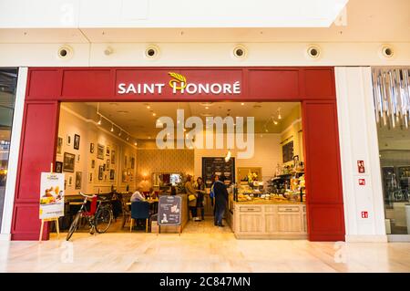 POZNAN, POLOGNE - 17 mars 2019 : devant un café Saint Honoré dans le centre commercial de Posnania Banque D'Images