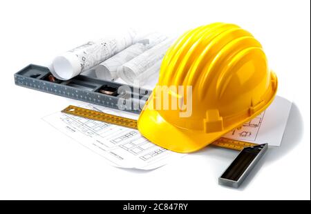 Casque jaune isolé avec outils et plan sur fond blanc. Banque D'Images