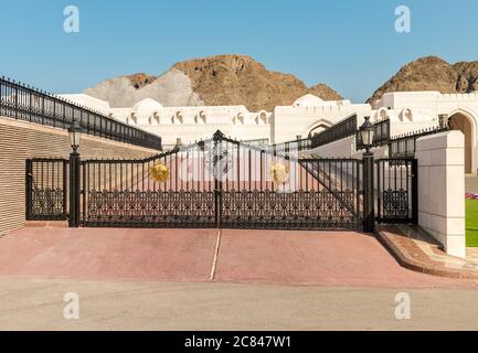 Porte en fer du Palais Al Alam de l'une des six résidences sultaniques, située dans le Vieux Muscat dans le Sultanat d'Oman. Banque D'Images