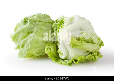 Le letuce frais de l'iceberg est isolé sur fond blanc avec le chemin d'écrêtage Banque D'Images