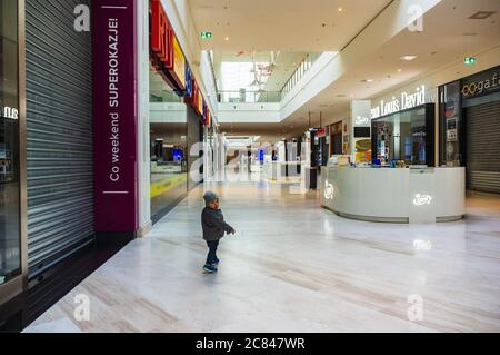POZNAN, POLOGNE - 17 mars 2019 : un dimanche, un petit enfant marche dans un centre commercial fermé de Posnania Banque D'Images