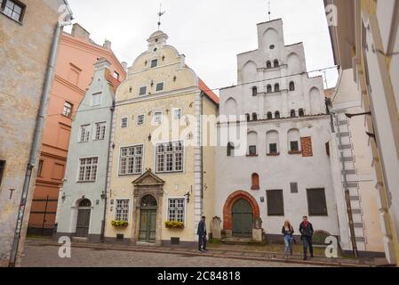 Riga / Lettonie - 18 juin 2020 : bâtiments historiques colorés avec une belle architecture et bien conservés dans le centre de la capitale Banque D'Images