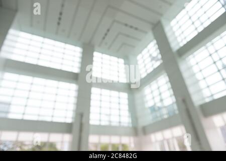 Arrière-plan flou vue intérieure vers le hall du bureau vide, les portes d'entrée et le mur de rideau de verre Banque D'Images