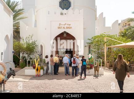 Muscat, Oman - 10 février 2020 : entrée du musée Bait Al Zubair situé dans le vieux Sultanat d'Oman. Banque D'Images