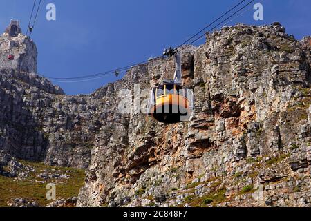 Les deux télécabines de Table Mountain se redescendent et descendent. Banque D'Images