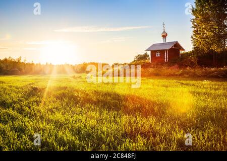 Paysage d'été avec champ et église orthodoxe Banque D'Images