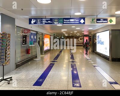 Ferno, Milan-Malpensa, Italie - 8 février 2020 : voie pour le contrôle des passeports à l'intérieur de l'aéroport international de Milan Malpensa. Banque D'Images