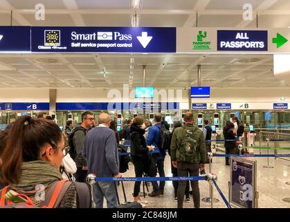 Ferno, Milan-Malpensa, Italie - 16 février 2020 : les passagers attendent le contrôle des passeports à l'aéroport international de Milan Malpensa. Banque D'Images