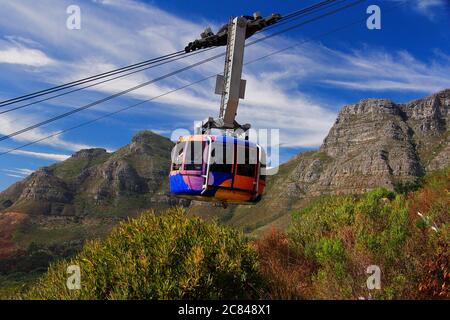 L'un des deux téléphériques qui emont les visiteurs au sommet de Table Mountain au Cap. Ces voitures peuvent accueillir 70 personnes et tourner également de 360 degrés Banque D'Images