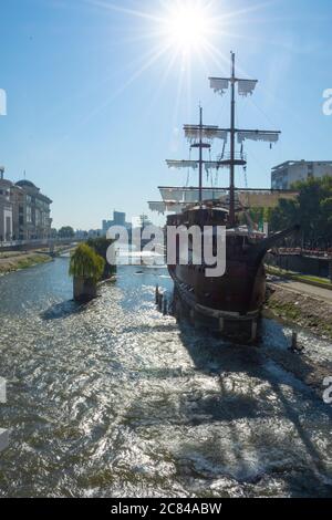 Restaurant et bar de bateau galléon sur la rivière Vardar, Skopje, Macédoine du Nord. Banque D'Images