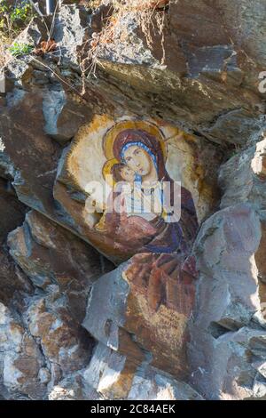 Icône chrétienne peinte sur un rocher. La Sainte Vierge Marie et bébé Jésus. Banque D'Images