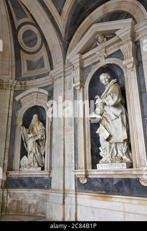 Statues de Saint Vincent de Saragosse également connu sous le nom de Vincent le diacre Saint patron de Lisbonne et Saint Benoît de Nursia au Palais de Mafra en P Banque D'Images