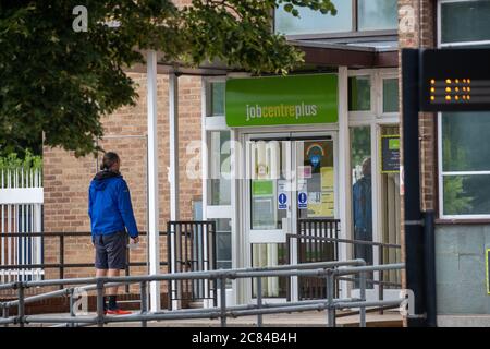 La photo datée du 15 juillet 2020 montre des gens à l'extérieur du centre d'emploi de Cambridge. On a annoncé aujourd'hui que le taux de chômage est de 2.6 millions de personnes. Le nombre de travailleurs sur les salaires britanniques a diminué de 649,000 entre mars et juin, indiquent les chiffres officiels. Le nombre de personnes qui réclamaient des prestations liées au travail - y compris les chômeurs - était de 2.6 millions. Cependant, le total n'était pas aussi grand que beaucoup le craignaient, parce qu'un grand nombre d'entreprises ont mis les employés sur le plan de l'appui de l'État. Les économistes disent que le plein effet sur l'emploi le sera Banque D'Images