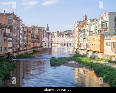 Vue sur la ville de Gérone (Espagne) sur la rivière Onyar Banque D'Images