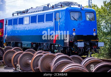 16 juillet 2020, Mecklembourg-Poméranie occidentale, Mukran : une locomotive électrique de classe 140 construite en 1972 est poussée sur le réseau de voies ferrées du port pour un essai après l'inspection principale dans l'atelier de réparation de la société Baltic Port Services GmbH (BPS). Dans l'atelier ouvert par la Deutsche Reichsbahn en 1986, les véhicules ferroviaires en provenance du ferry ont été réévalués de la voie large russe de 1520 millimètres de large à la voie standard utilisée dans le reste de l'Europe. L'atelier, repris en 2014 par la société Enon d'aujourd'hui, basée à Putlitz, dans le Brandebourg, remanque les anciennes locomotives an Banque D'Images