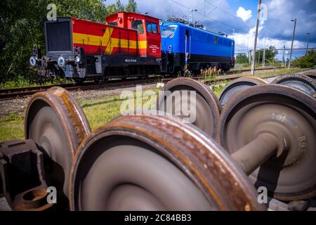 16 juillet 2020, Mecklembourg-Poméranie occidentale, Mukran: Une locomotive électrique de classe 140 construite en 1972 sera tirée sur le réseau de voies ferrées du port pour un essai après l'inspection principale dans l'atelier de réparation de la société Baltic Port Services GmbH (BPS). Dans l'atelier ouvert par la Deutsche Reichsbahn en 1986, les véhicules ferroviaires en provenance du ferry ont été réévalués de la voie large russe de 1520 millimètres de large à la voie standard utilisée dans le reste de l'Europe. L'atelier, qui a été repris en 2014 par la société d'aujourd'hui Enon, basée à Putlitz, Brandebourg, remanque l'ancien locomoteur Banque D'Images